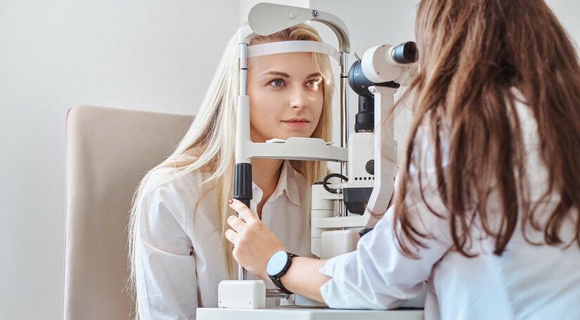 Consultație oftalmologică &mdash; doctor examin&acirc;nd ochii pacientului